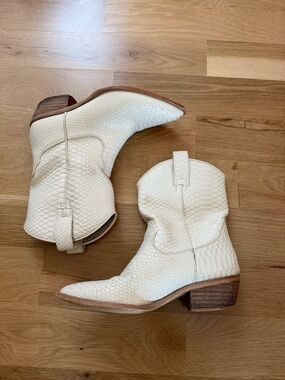 Kids White Textured Ankle Cowboy Boots
